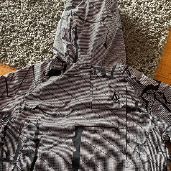 Volcom Transition Performance Driven Streetwear Hooded Windbreaker Size Medium - Picture 14 of 17